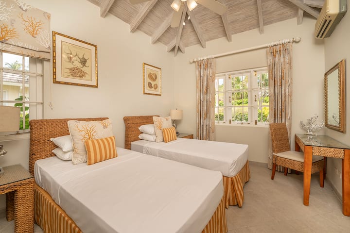 寝室6は自然な雰囲気があり、ツインベッドとスイートがあります。