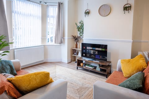 Spacious 3 Bed w/ Free Parking Near Manchester