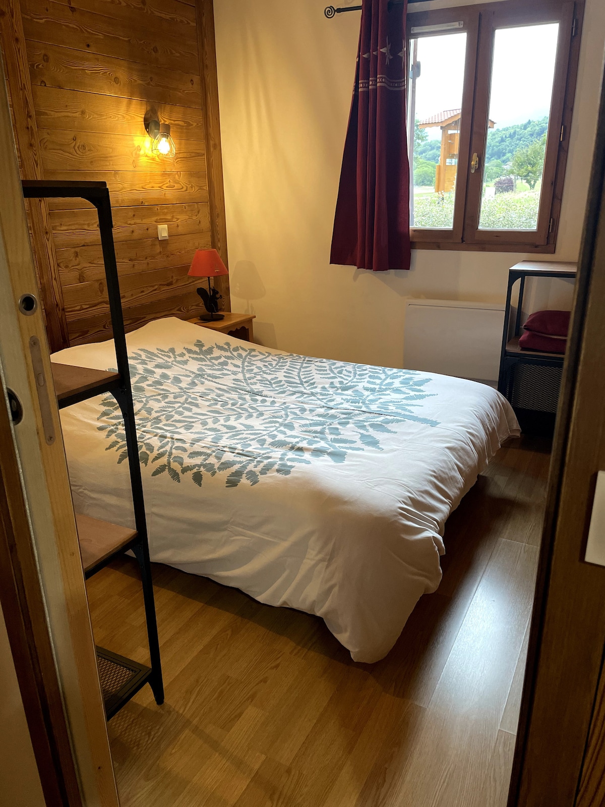 Udobna i udobna glavna spavaća soba