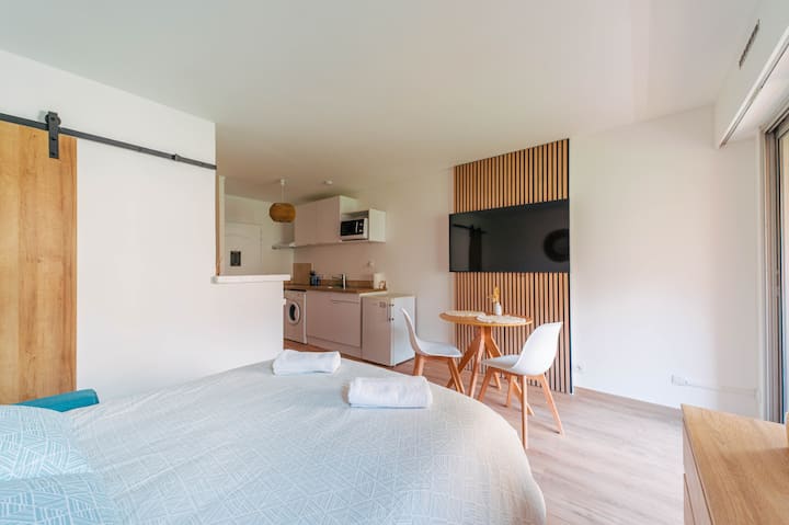 مساحة معيشة مكيفة الهواء، مجهزة بسرير أريكة راقي للنوم المريح والتلفزيون والواي فاي. منطقة لتناول الطعام مع طاولة لتناول الغداء في الداخل وخزانة ملابس مريحة لتخزين ملابسك.