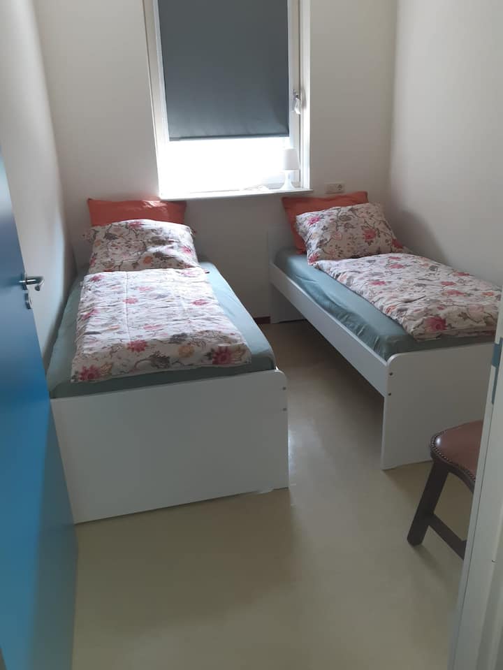 Ka 7 dhoma gjumi secila me 2 krevate tek, tavolinë pranë krevatit, abazhur dhe karrige.