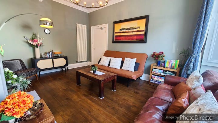 Რა ლამაზი მისაღები ოთახი — ფართო, კომფორტული და თბილი. Იდეალური ადგილია დასვენებისა და მშვიდი დასვენებისთვის.