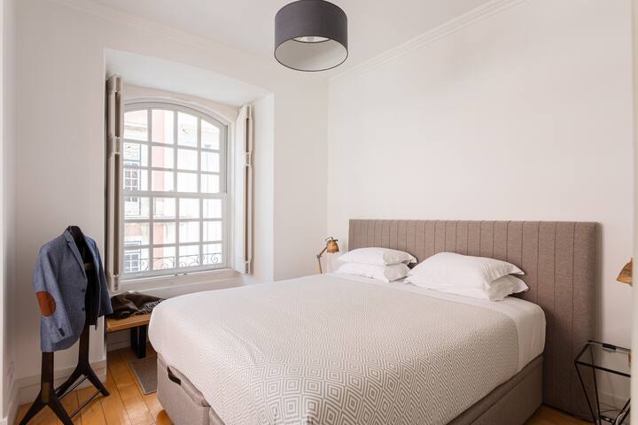 Re-Imagined Urban Flat in Historical Space gallery image 3