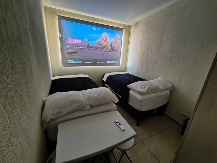 תיהנו ממקרן HD מלא בגודל 80 אינץ' עם Netflix, Hbo max, Disney +, YouTube, Crunchyroll, Paramount+, Claro Video.  כדי ליהנות מתוכן מרהיב בזמן שאתם מתרווחים, עליכם להוריד את וילון החלון.