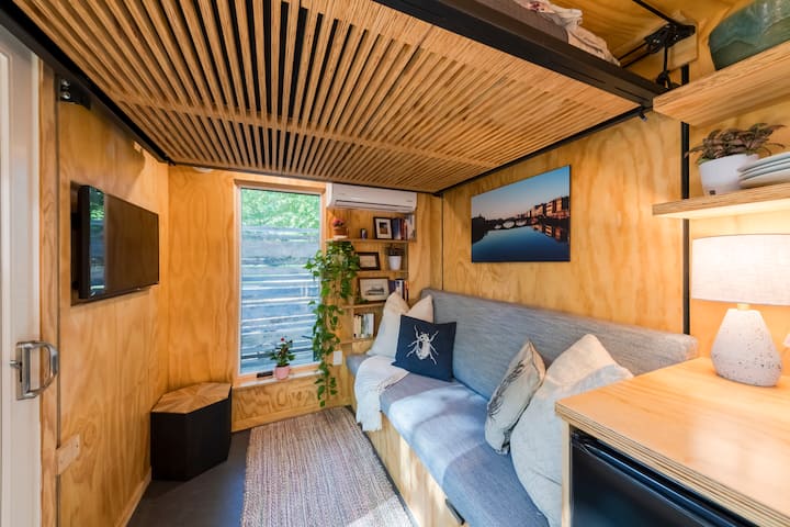 Cam's Container Tiny House - 로드아일랜드