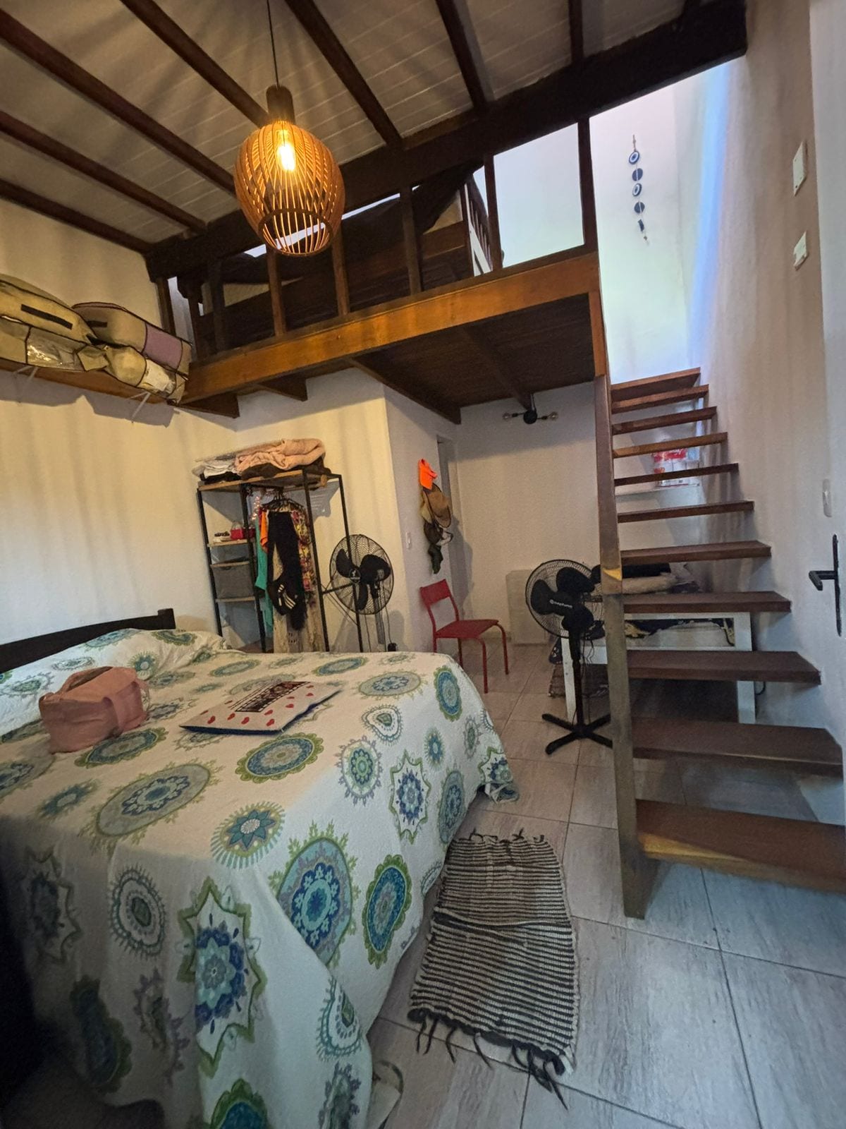 Quarto Mar.
Hay una cama doble y una cama individual. 
Ventilador y baño.