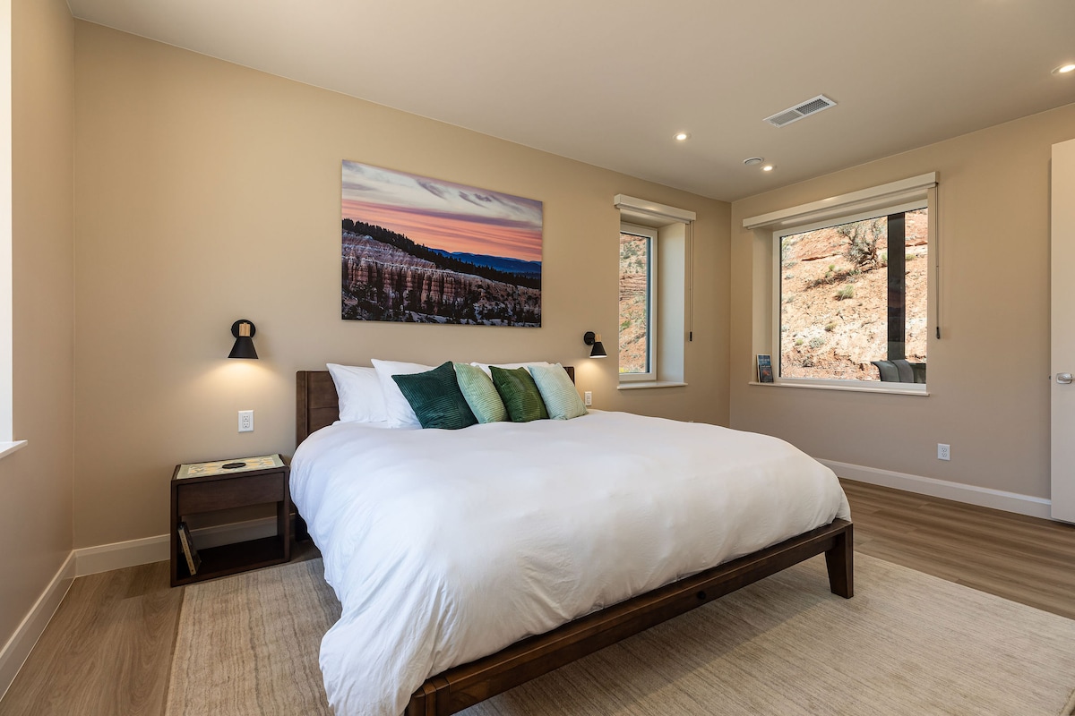 Beautiful views in 3 directions make for a luxurious stay in this king-sized bed.