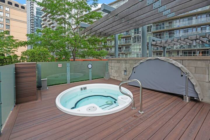 Sunsets with the CN Tower gallery image 4