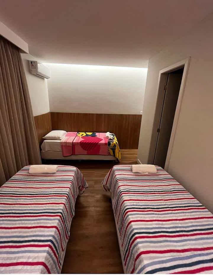 3 أسرّة فردية يمكن أن تصبح زوجين وعازب.