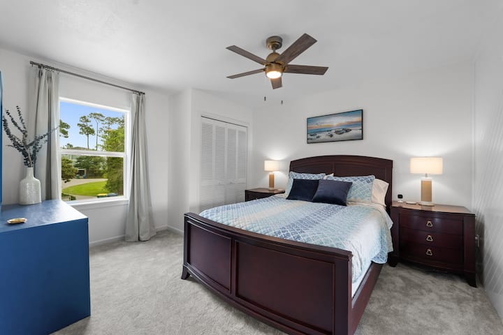 La chambre à coucher de la reine située à l'étage du milieu dispose d'un accès à une terrasse extérieure.