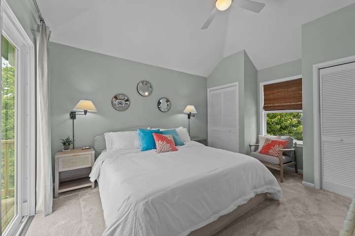 La chambre principale du troisième étage dispose d'un très grand lit et d'une salle de bain attenante récemment rénovée. Il dispose également d'un accès à la terrasse extérieure.