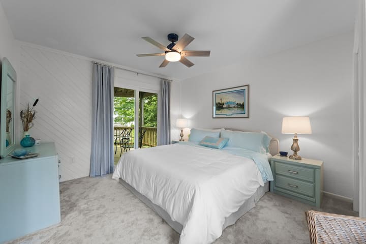 La chambre principale de l'étage du milieu dispose d'un lit « king size » et d'un accès à la terrasse extérieure.