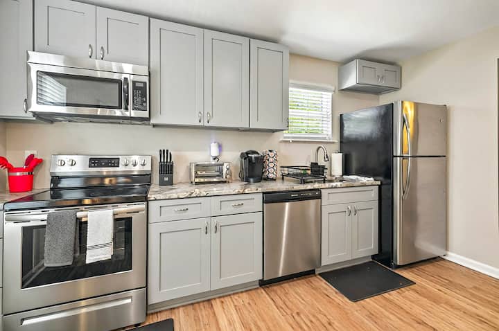 Luxurious Midtown Studio | King Bed + Sofa Bed - Florida State University, Tallahassee