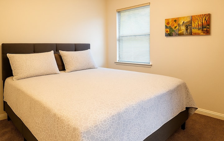 Hapësirë e ndritshme dhe ftuese me dekor modern dhe pamje të qeta. E përkryer për t 'u çlodhur!