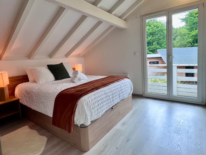 Meka i udobna posteljina️, mekani ručnici i kvalitetni madraci, sve od lokalnog brenda Linvosges, za ugodan boravak! 