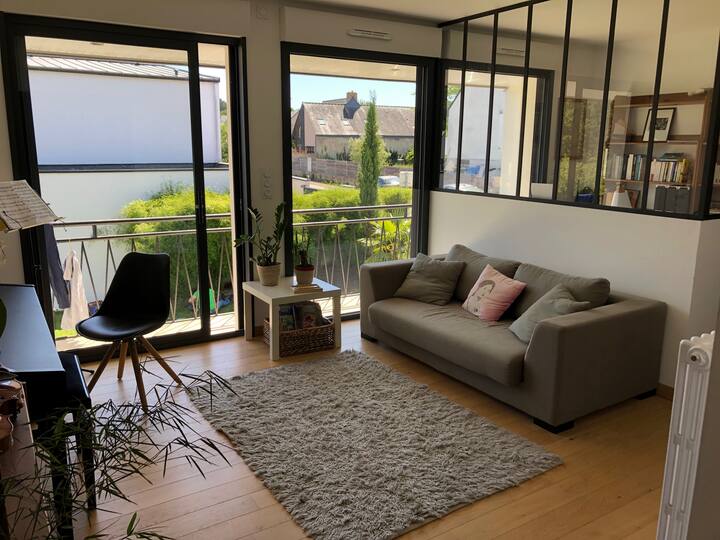 ห้องนั่งเล่นชั้น 1 พร้อมห้องสมุดพื้นที่สำนักงานและเปียโน