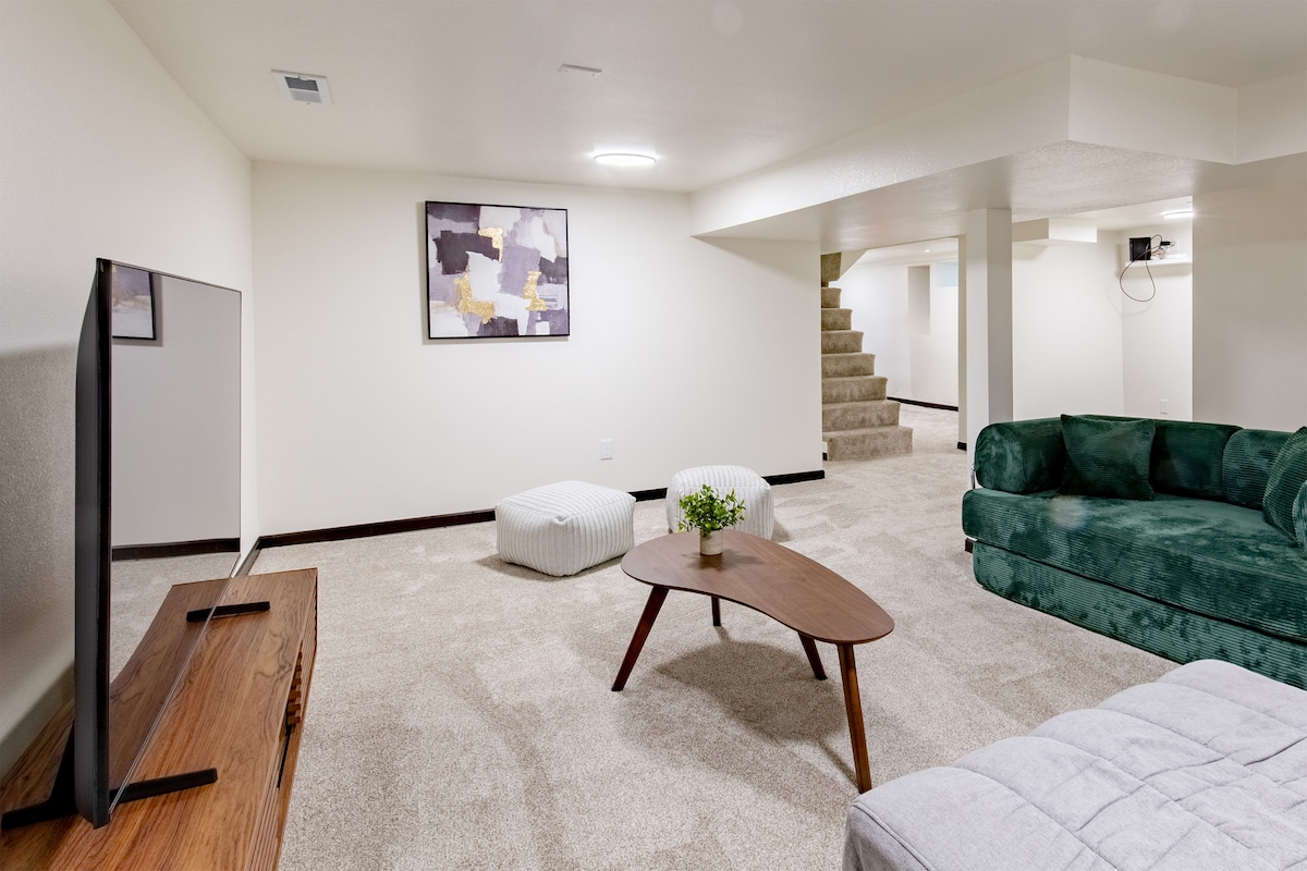 Kochi la kijani linaweza kukunjwa na kuwa kitanda. Kiti cha kijivu kinakunjika na kuwa kitanda kimoja.