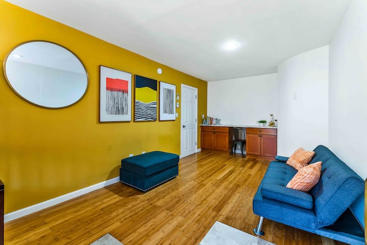 בחדר השינה הזה יש עכשיו רק מיטה מלאה אחת (מיטת קומתיים הוסרה).