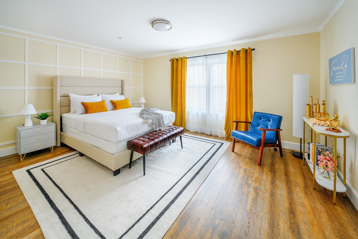 Rudi kwenye chumba cha kulala cha msingi chenye utulivu na maridadi, mito yenye starehe ya mbunifu, mapazia ya kuzima kwa ajili ya kulala kwa utulivu na mwanga mwingi wa asili. Imepambwa kwa umakinifu kwa kiti kizuri, mapambo ya dhahabu — sehemu hii inakupa starehe kwa ukaaji wako.