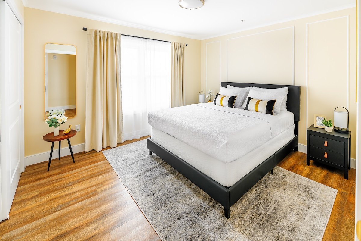 Chumba cha pili cha kulala chenye starehe kilicho na kitanda cha kifahari, mashuka laini na mapambo ya kutuliza — mapumziko tulivu kwa wanandoa, vijana, au wasafiri peke yao wanaohitaji usiku wa kupumzika.