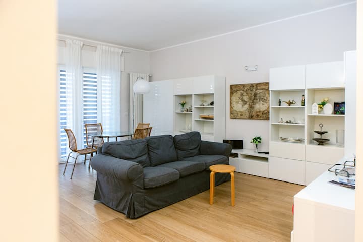 Пространата и светла дневна соба е опремена со удобен кауч и модерен телевизор. Во просторот има приватен балкон со поглед кон градот, кој нуди идеална средина за опуштање или споделување пријатни моменти заедно.