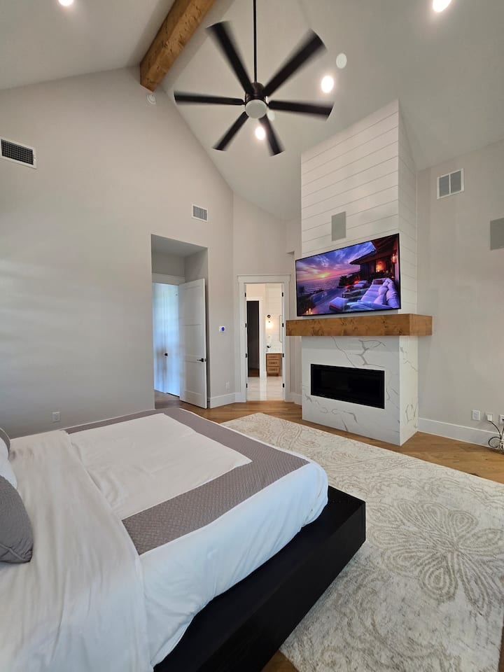 主卧配有直线壁炉 