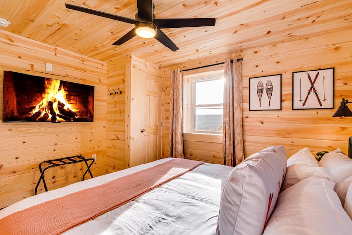 Oddýchnite si a načerpajte energiu v manželskej posteli s pokojným výhľadom na hory a vlastným televízorom vybaveným Roku na útulné večery.