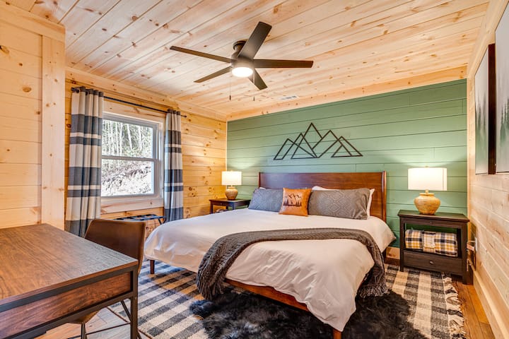 Útulné bývanie v tejto krásne navrhnutej spálni s vlastnou dekoratívnou stenou a plyšovou manželskou posteľou — dokonalé útočisko po dni dobrodružstva.