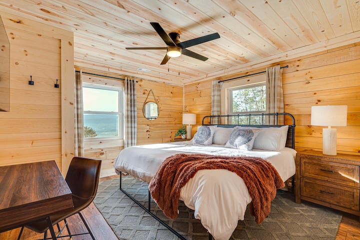 Zobuďte sa s úchvatným výhľadom na hory zo svojej manželskej postele — útulné, pokojné a nezabudnuteľné.