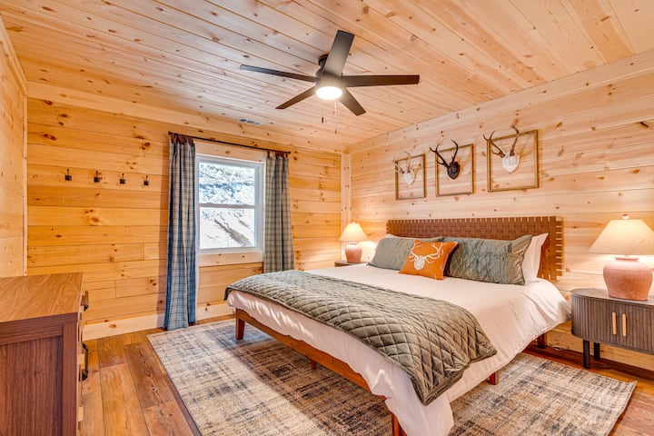 Naša izba s motívom parohov a manželskou posteľou.