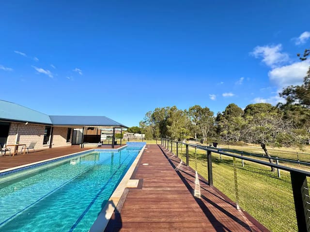 7 Bedrooms/Swimming Pool/25 Acres of Green Space