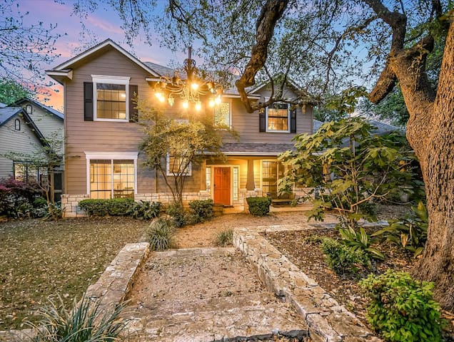 Walk to Zilker, Barton Springs & More – Sleeps 12