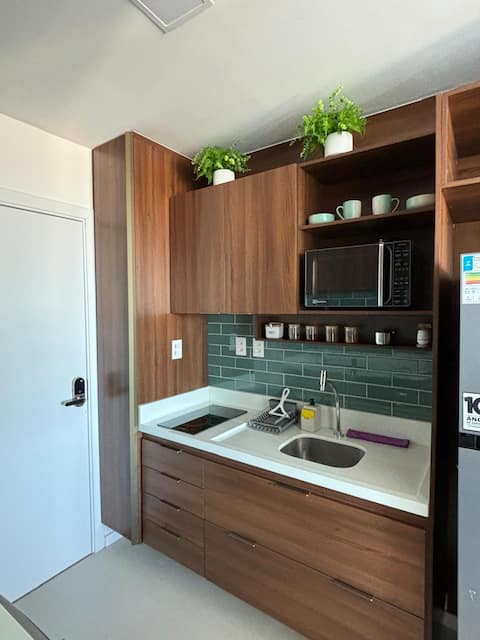 Anúncio popular: Well-Located Modern Studio - Queen Bed em Caminho Das árvores