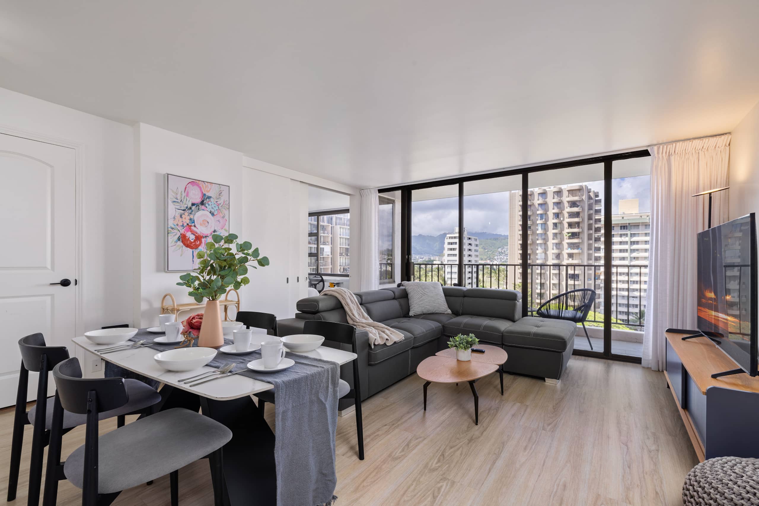5 min walk to Waikiki Beach, FREE Parking,2bds/WFH - Image 1