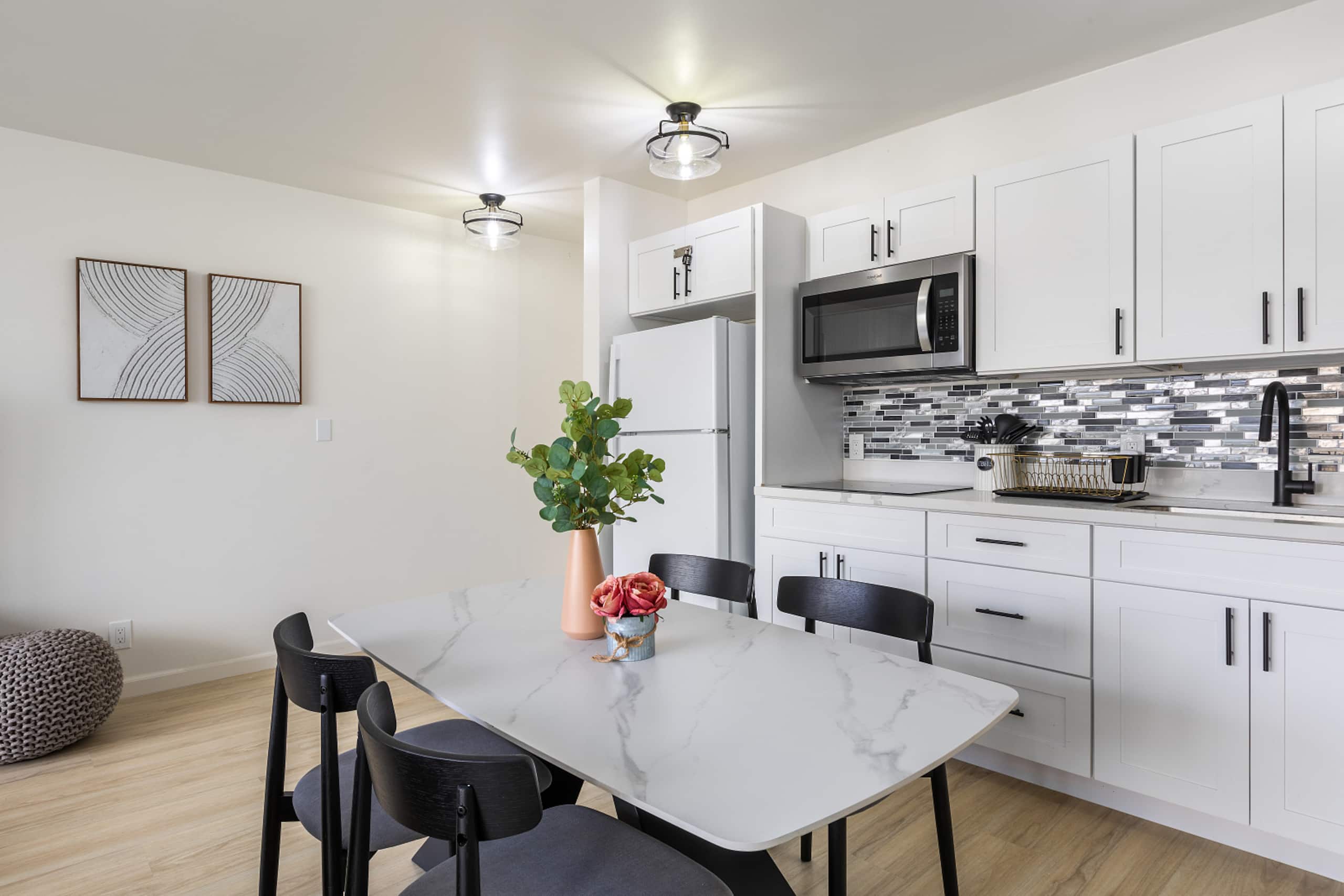 5 min walk to Waikiki Beach, FREE Parking,2bds/WFH - Image 7