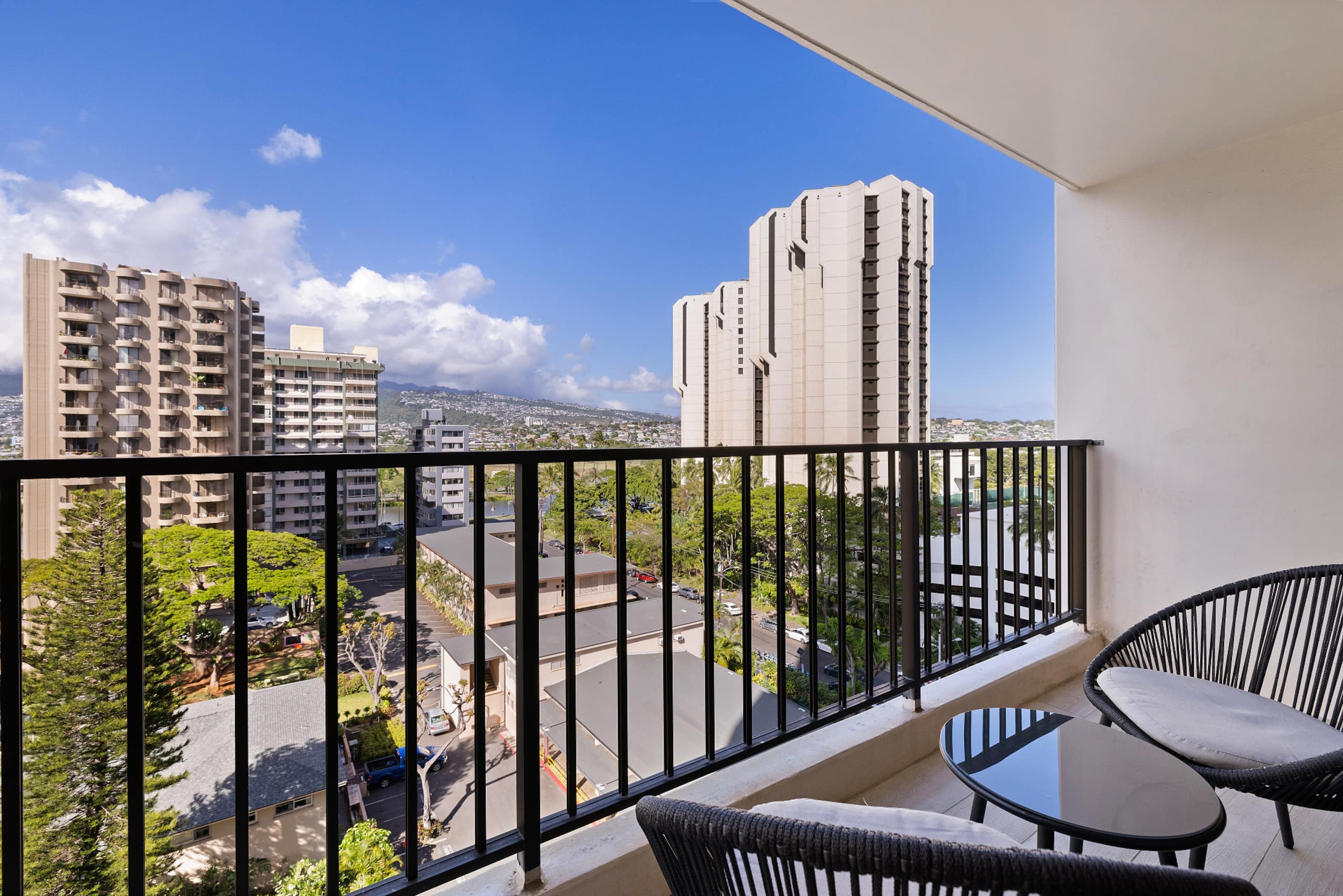 5 min walk to Waikiki Beach, FREE Parking,2bds/WFH - Image 13