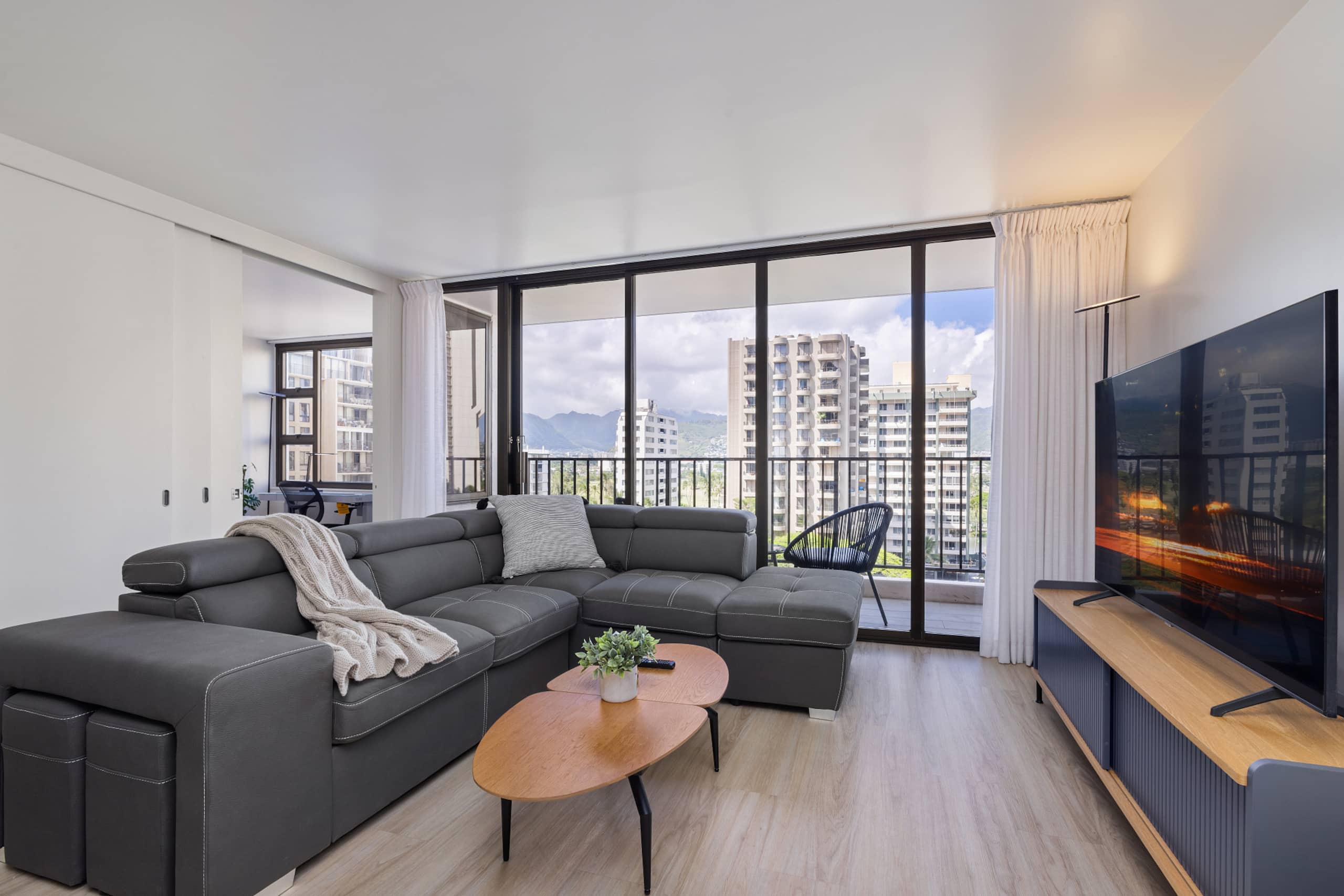 5 min walk to Waikiki Beach, FREE Parking,2bds/WFH - Image 3