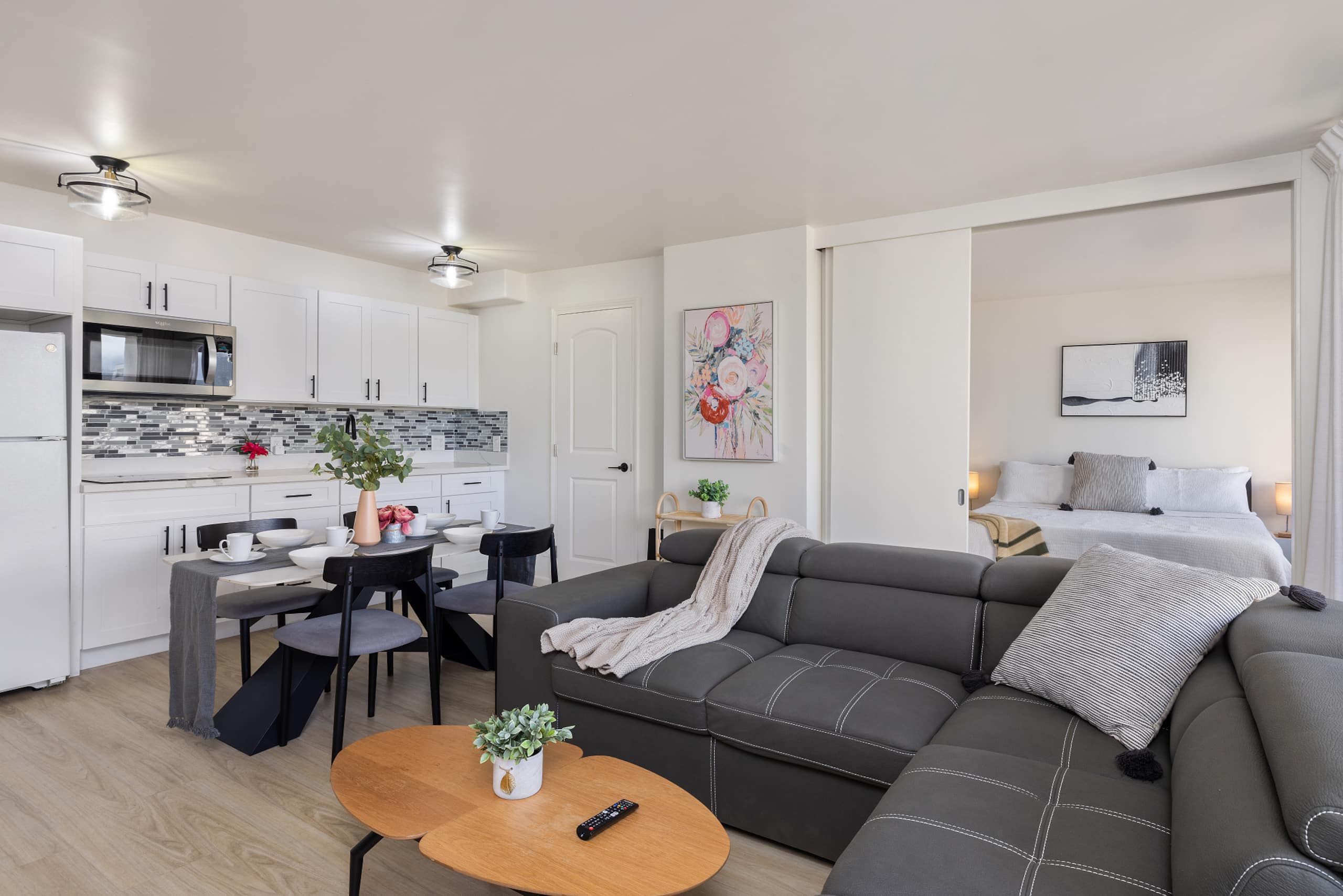 5 min walk to Waikiki Beach, FREE Parking,2bds/WFH - Image 2