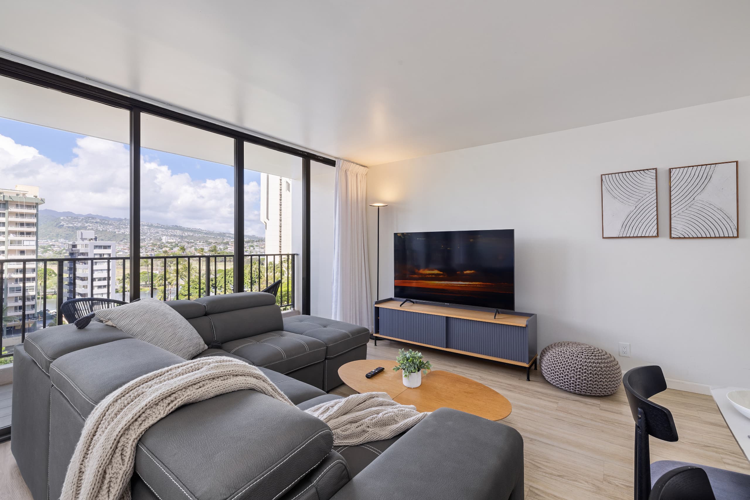 5 min walk to Waikiki Beach, FREE Parking,2bds/WFH - Image 4