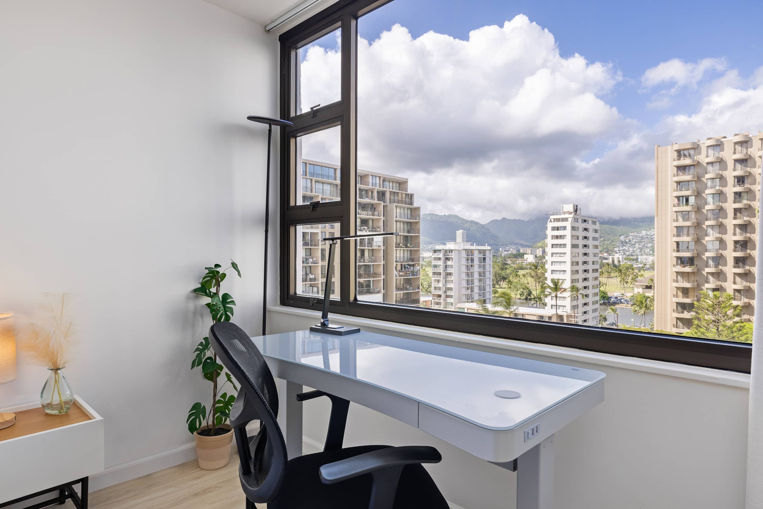 5 min walk to Waikiki Beach, FREE Parking,2bds/WFH - Image 12