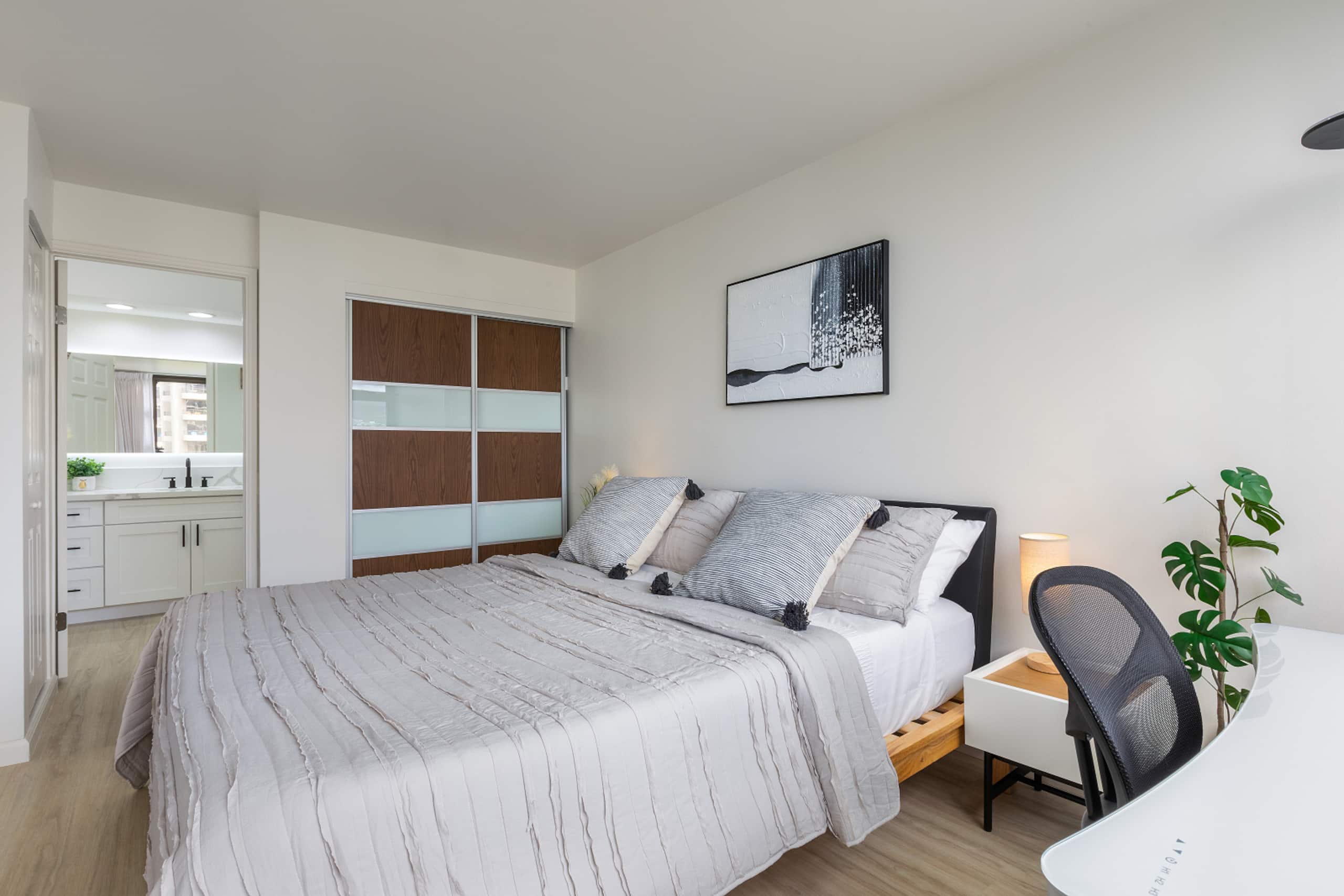 5 min walk to Waikiki Beach, FREE Parking,2bds/WFH - Image 9