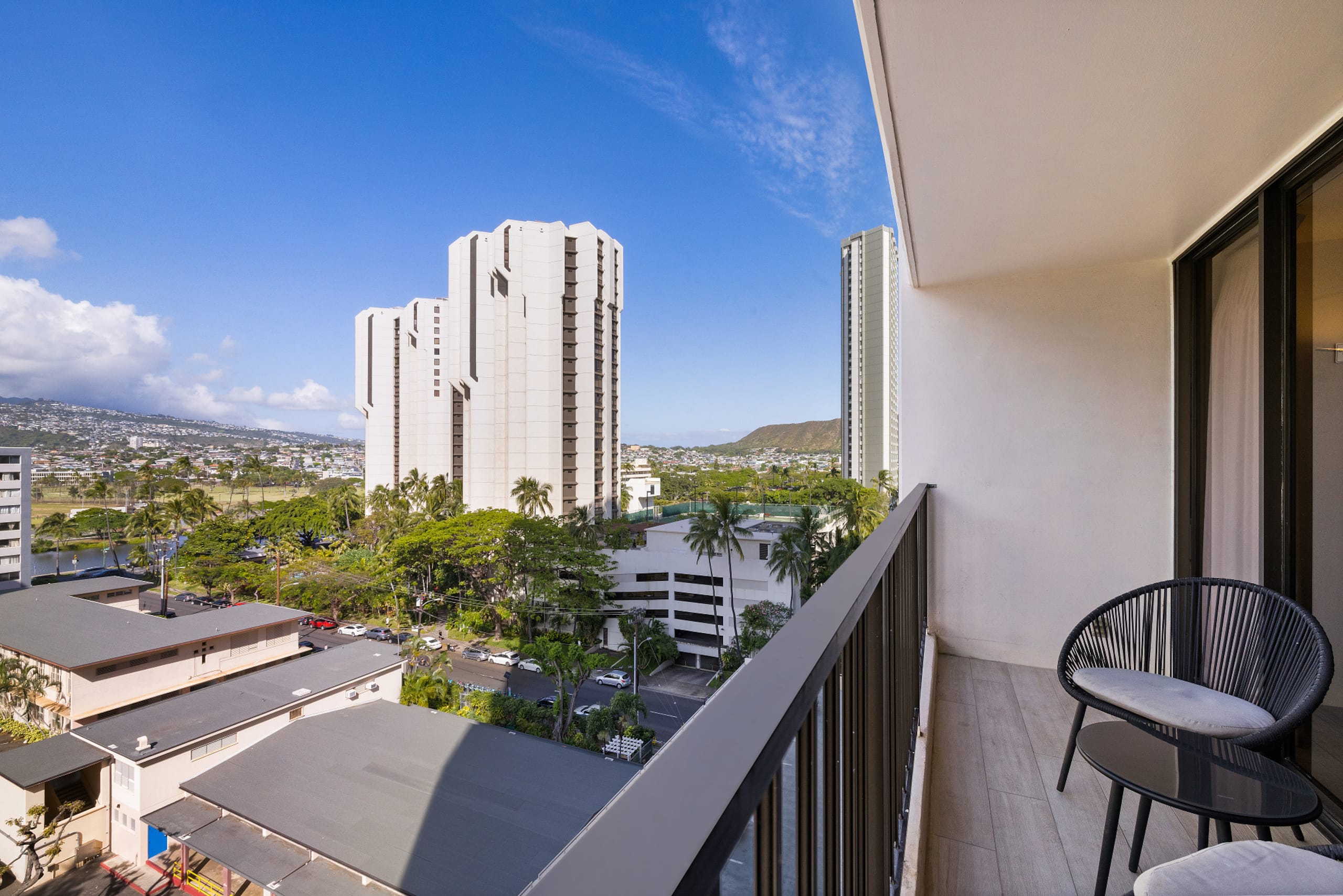 5 min walk to Waikiki Beach, FREE Parking,2bds/WFH - Image 14