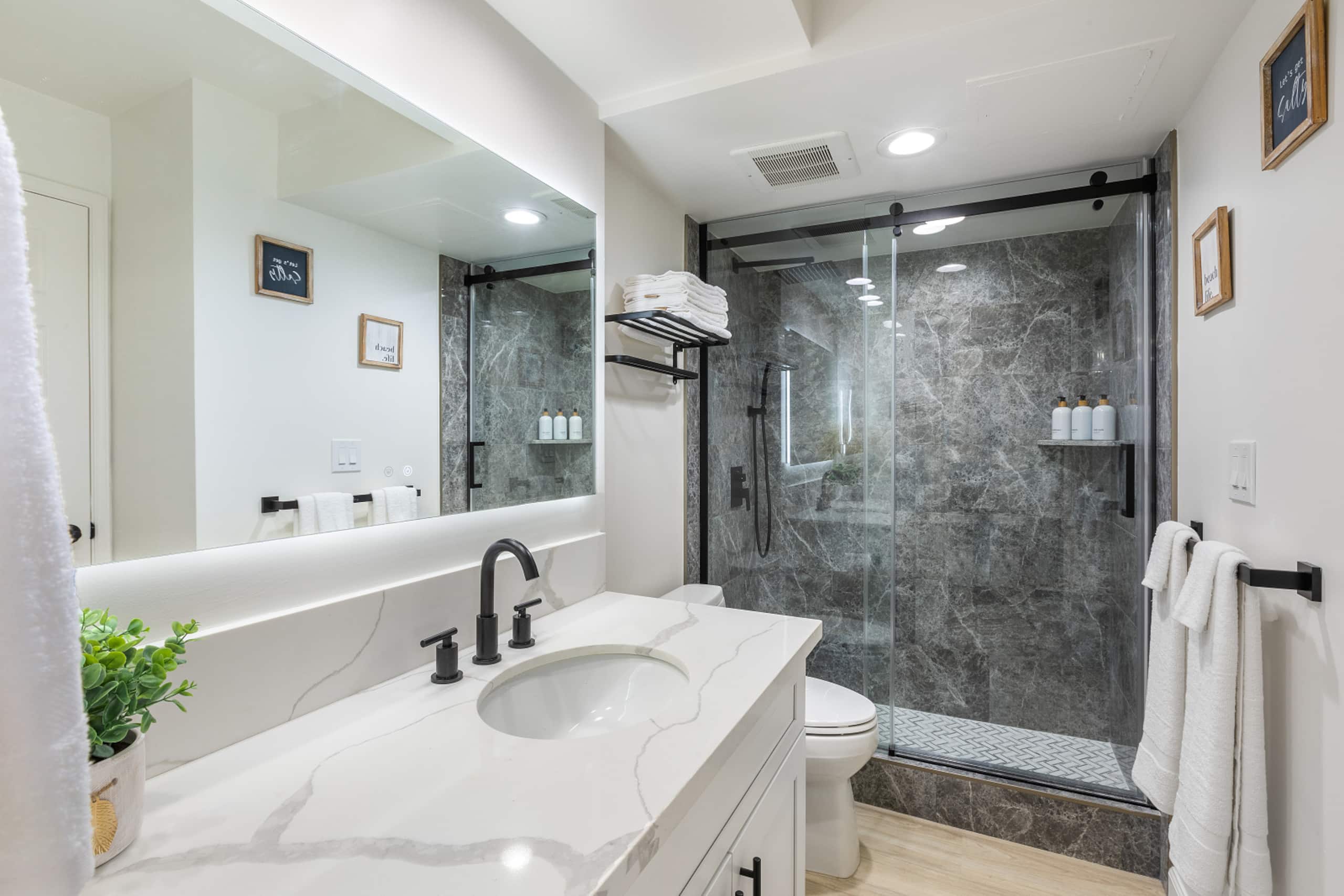 5 min walk to Waikiki Beach, FREE Parking,2bds/WFH - Image 11