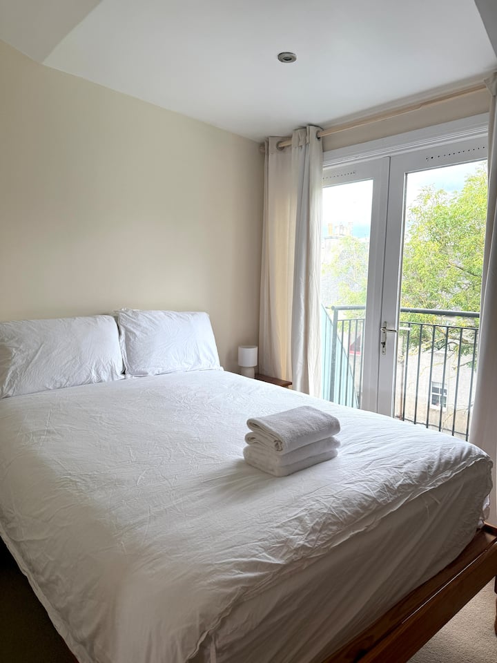 Ova soba ima jedan bračni krevet (za 2 odrasle osobe). 