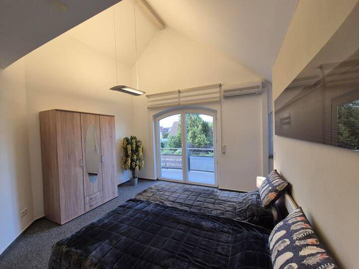 מרפסת ארוחת בוקר קטנה ישירות בחדר השינה 