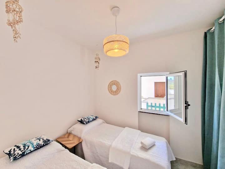 שתי מיטות קטנות ונוחות מאוד שניתן לחבר יחד כדי ליצור אחת. ארון. 