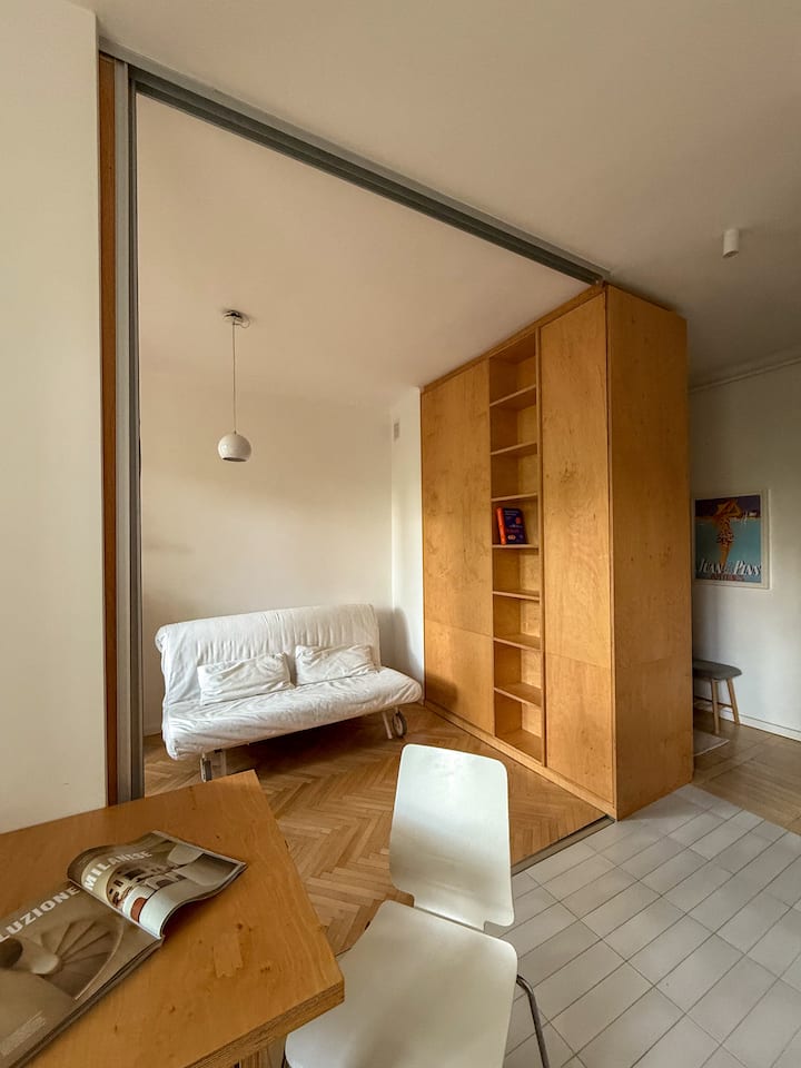 In the living area, you can move the wall to create a separate bedroom with a sofa bed for a third person - when unfolded, this bed is 160 cm wide.