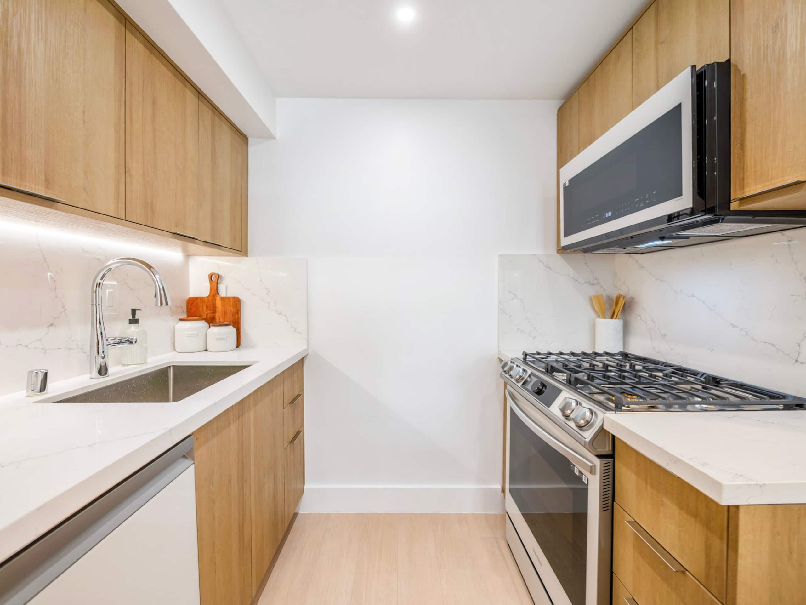 Condo in Honolulu · ★4.88 · 3 bedrooms · 5 beds · 2 private baths - Image 22