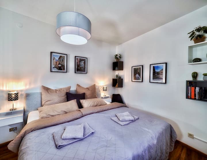 Пролетно легло 2x2 м, двоен гардероб, 40 - инчов смарт телевизор, прозорец към градината с капаци на прозорците и висококачествена мрежа против комари, допълнителен гардероб