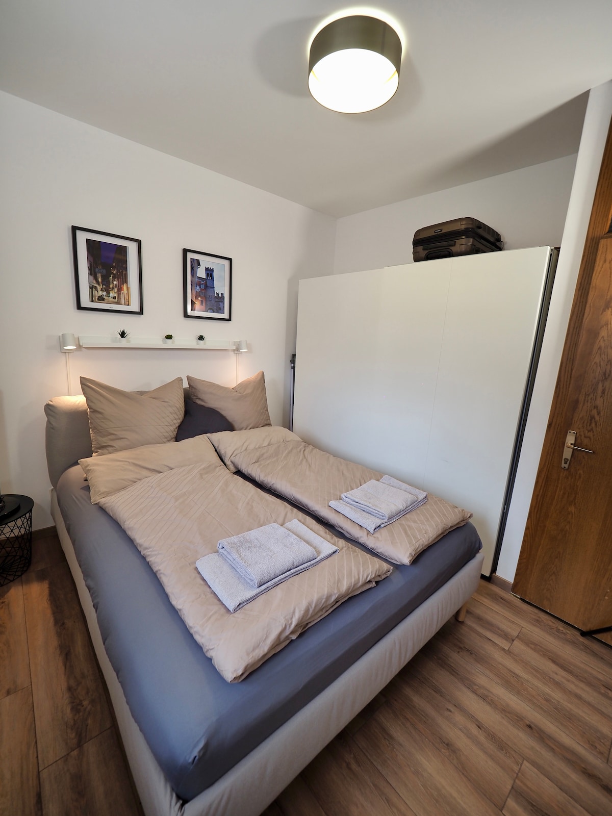 سرير كينج بحجم 1.60 متر، خزانة ملابس مزدوجة، تلفزيون ذكي 40 بوصة، نافذة على الحديقة مع مصاريع وناموسية عالية الجودة